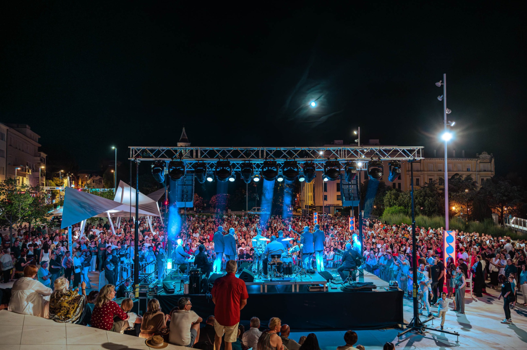 FOTO Klapa Intrade pjevala pred punom Poljanom na Dan državnosti