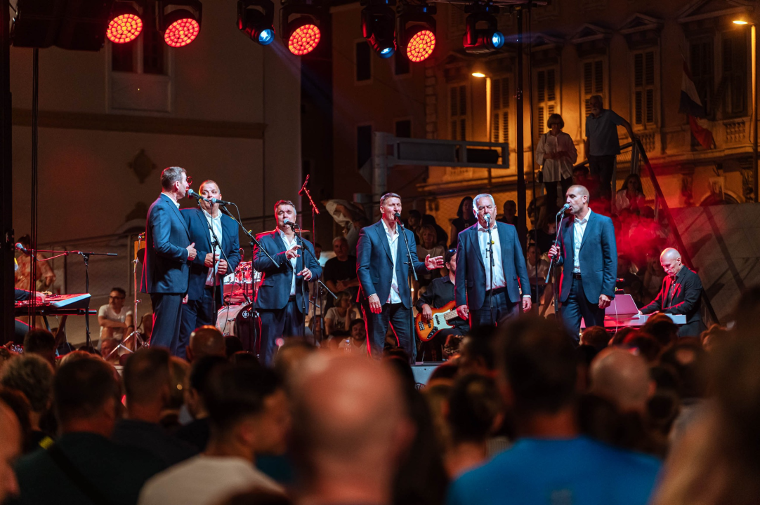 FOTO Klapa Intrade pjevala pred punom Poljanom na Dan državnosti