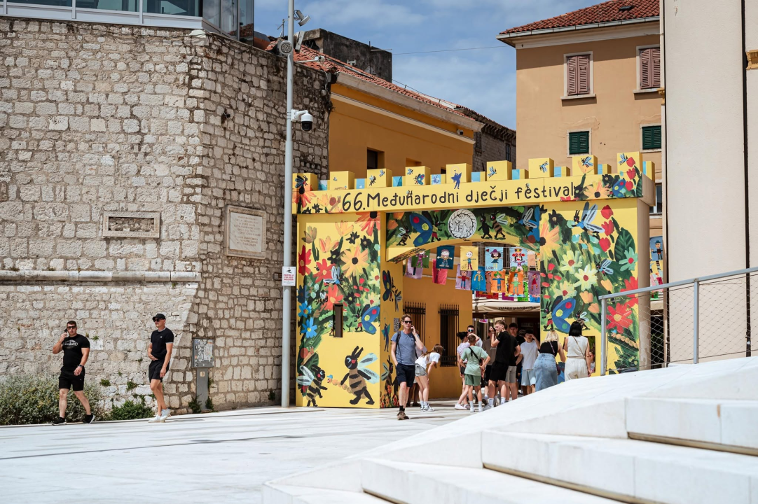 Postavljena festivalska vrata