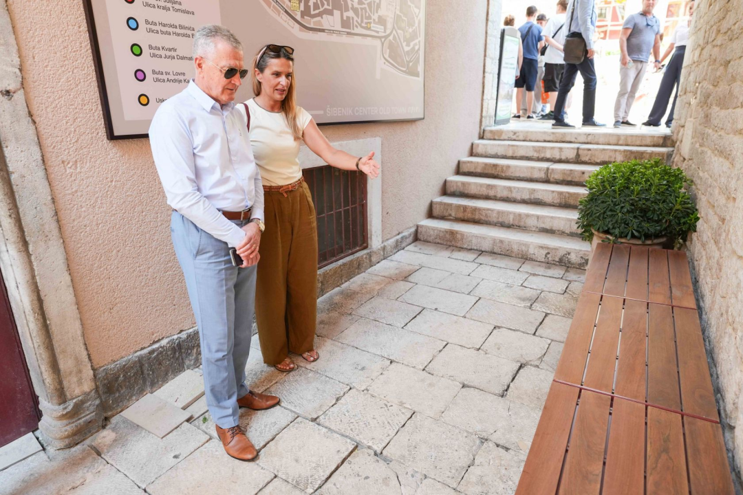 Dizajnerska klupa postavljena u Buti sv. Julijana