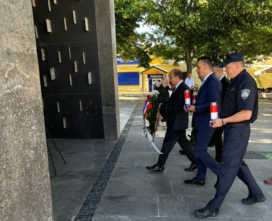 Polaganjem vijenaca na središnjem kninskom trgu obilježen Dan grada Knina