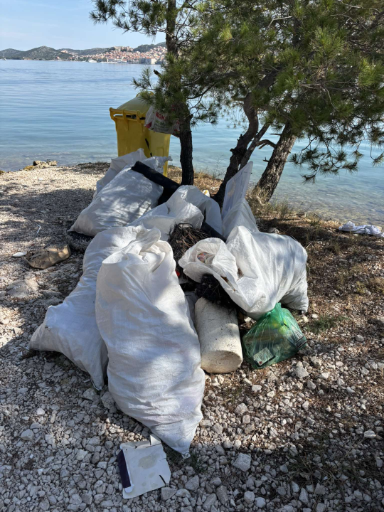 Smeće s pogledom na Šibenik: Volonteri vrijedno čiste, a otpad u uvali Dumboka opet se gomila