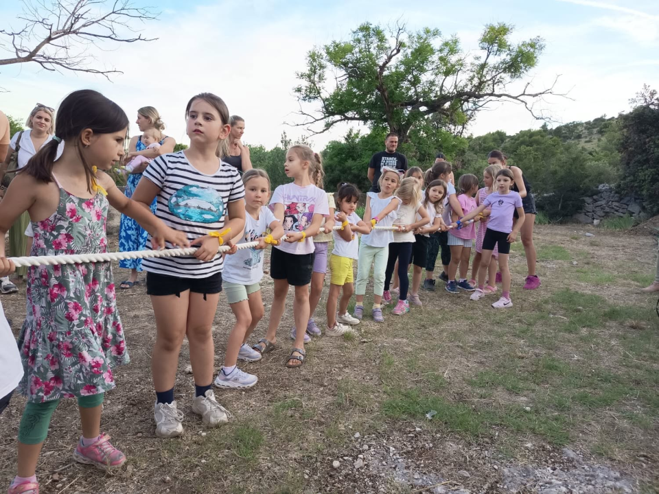 Prve 'Dječje užance' u Tribežiću oživjele tradicijske igre
