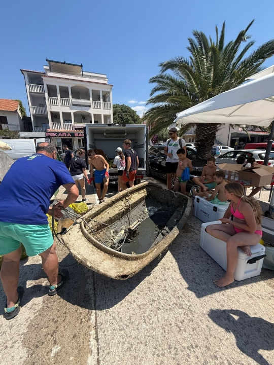 Volonteri svih generacija udružili snage u akciji čiščenja obale i plaža Rogoznice