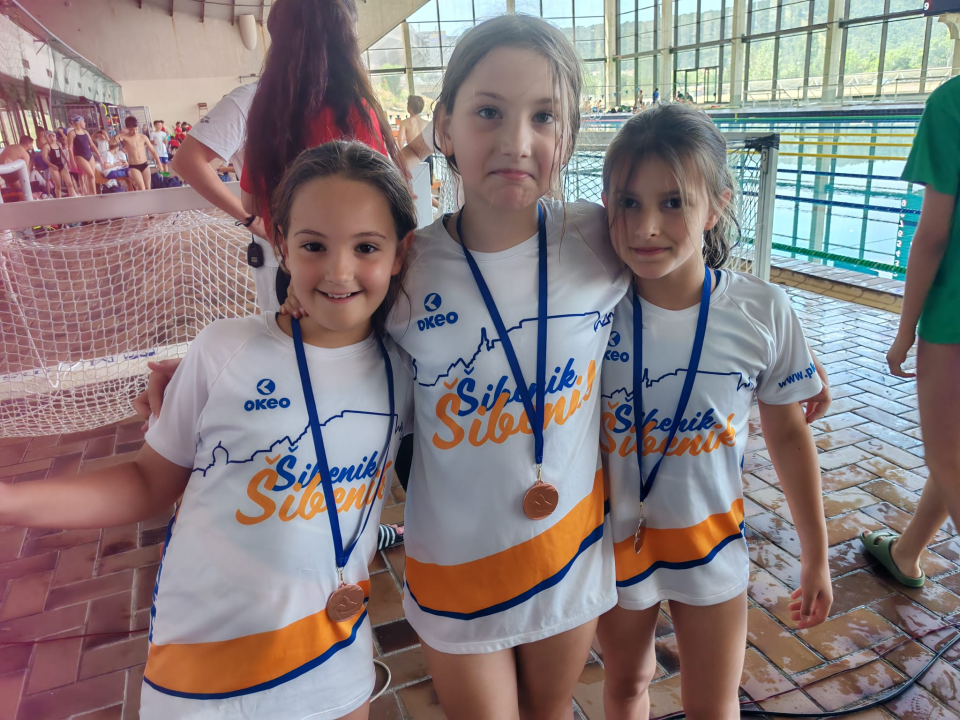 FOTO Najmlađim plivačima Šibenika 10 medalja na splitskoj otvorenoj ligi