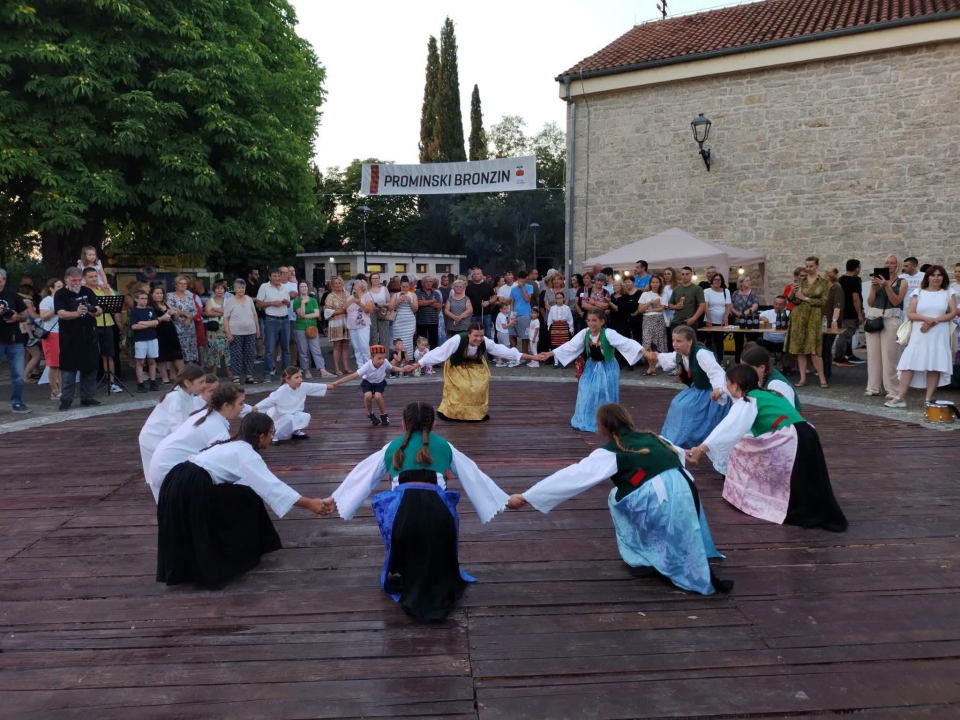 Održan 8. Prominski bronzin u Oklaju: Obilje dobre hrane, pjesme, smijeha i druženja