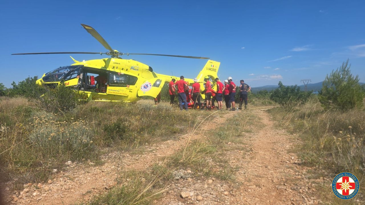Biciklistica teško ozlijeđena na nepristupačnom terenu: U akciji spašavanja sudjelovali šibenski HGSS, DVD Skradin i helikopter