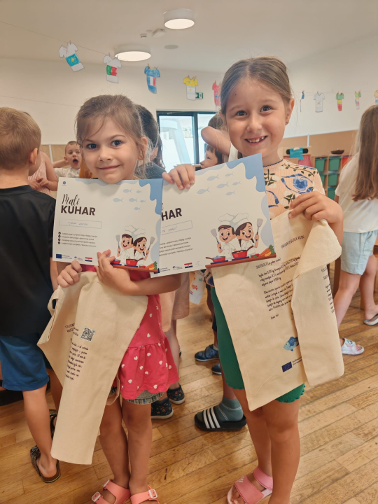 Mali kuhari iz Tisnog, Jezera i Vodica dobili diplome, a njihove riblje recepte možete isprobati i sami