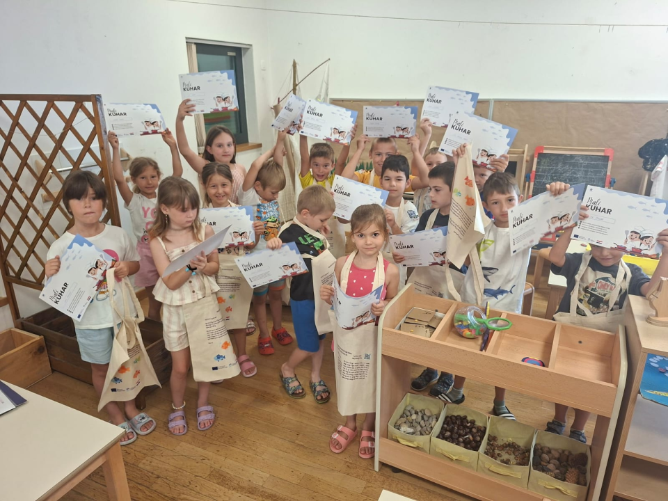 Mali kuhari iz Tisnog, Jezera i Vodica dobili diplome, a njihove riblje recepte možete isprobati i sami