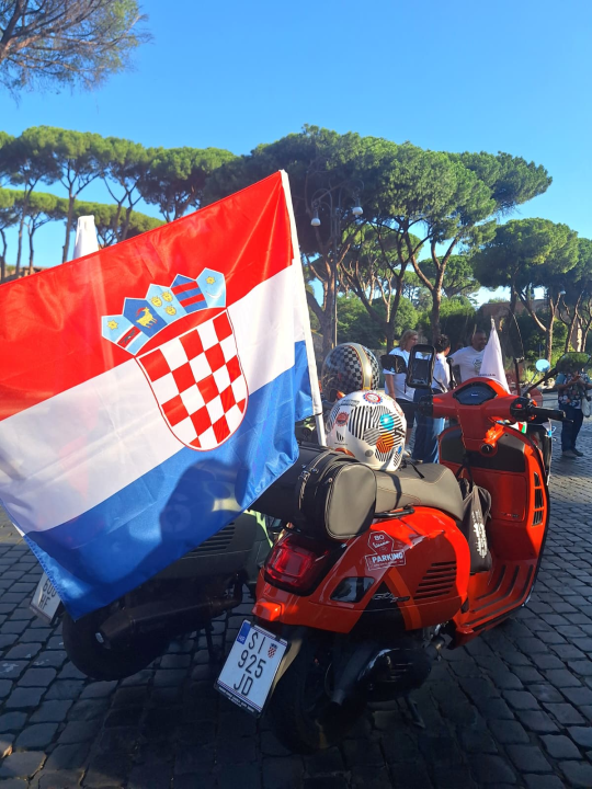 Šibenski Vespa klub sudjelovao na velikoj proslavi u Rimu: Okupilo se 25 tisuća ljubitelja kultne talijanske moto ikone
