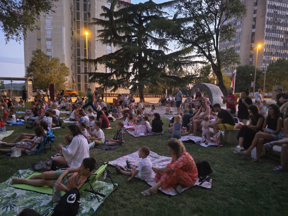 FOTO Ljetno kino Baldekin pun je pogodak, prva projekcija izgledala je kao neki dječji filmski Woodstock