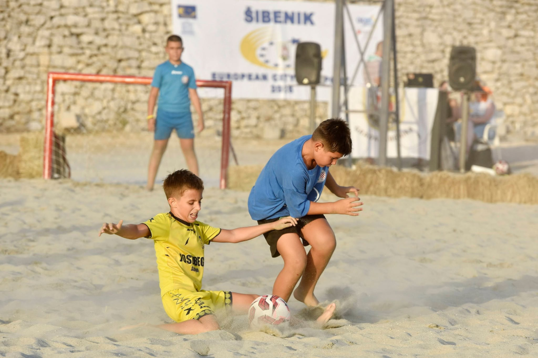 Turnir u nogometu na pijesku održan na gradskoj plaži Banj. Svoje umijeće pokazale četiri ekipe