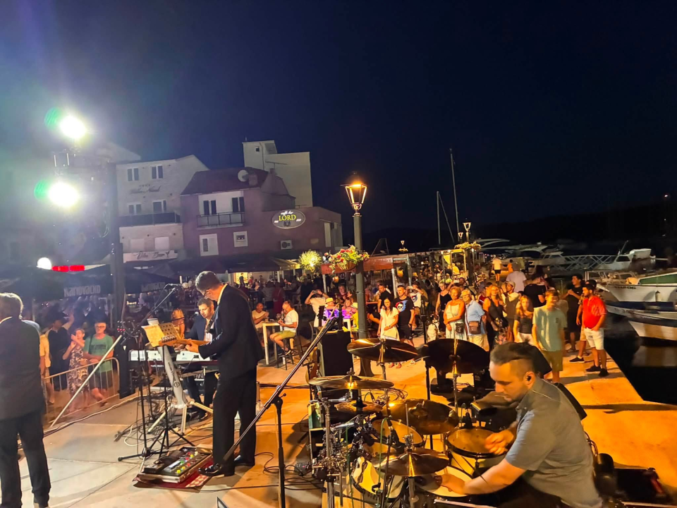 Tradicionalne Trke tovara održane u Pirovcu: Posjetitelji se zabavljali uz hitove legendarnog Miše Kovača