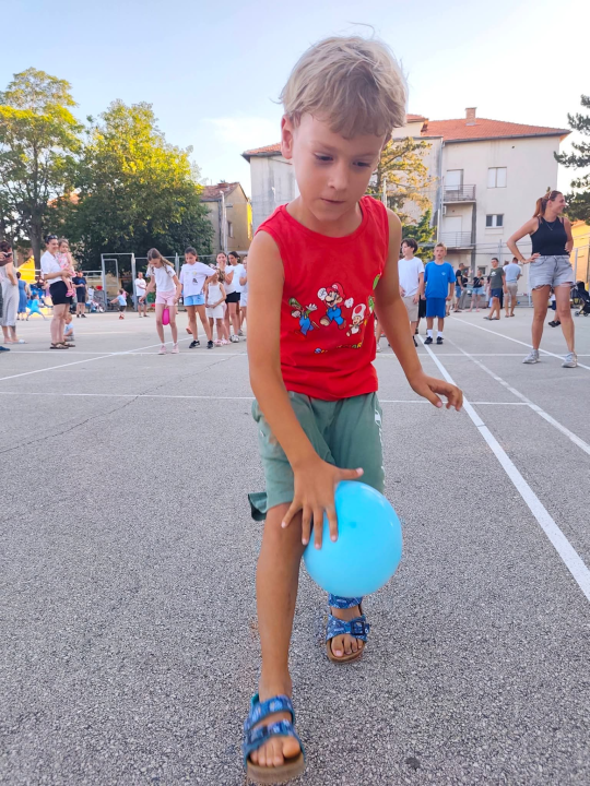 Djeca zamijenila ekrane laštikom, štafetom, vrećama, graničarom...: U Oklaju čuvaju legendarne igre od zaborava