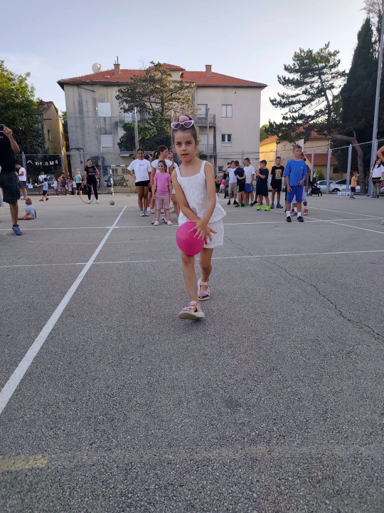 Djeca zamijenila ekrane laštikom, štafetom, vrećama, graničarom...: U Oklaju čuvaju legendarne igre od zaborava