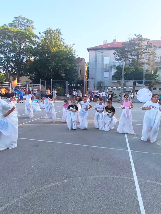 Djeca zamijenila ekrane laštikom, štafetom, vrećama, graničarom...: U Oklaju čuvaju legendarne igre od zaborava