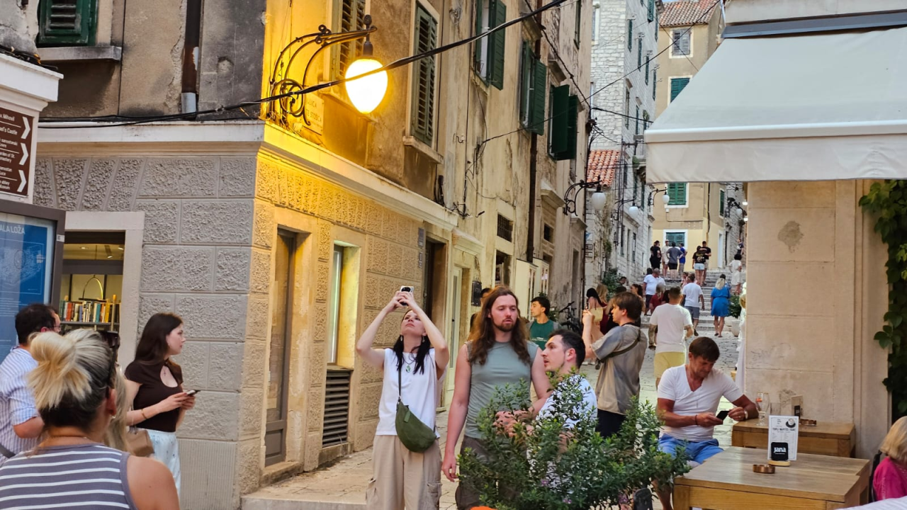 Kao i uvijek, oblaci promijenili planove turista: Umjesto plaže, pohrlili u grad