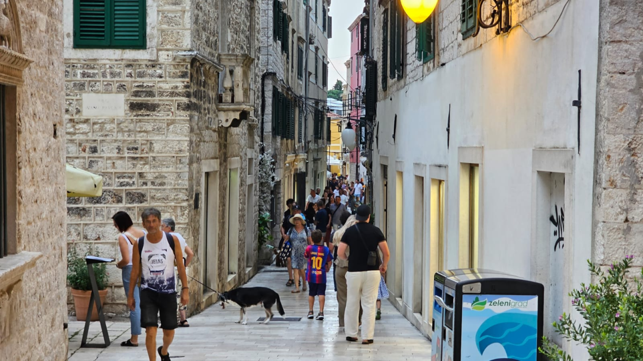 Kao i uvijek, oblaci promijenili planove turista: Umjesto plaže, pohrlili u grad