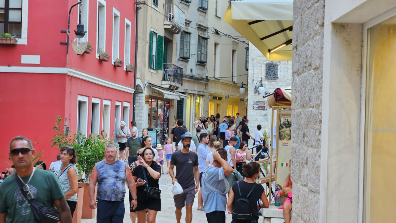 Kao i uvijek, oblaci promijenili planove turista: Umjesto plaže, pohrlili u grad