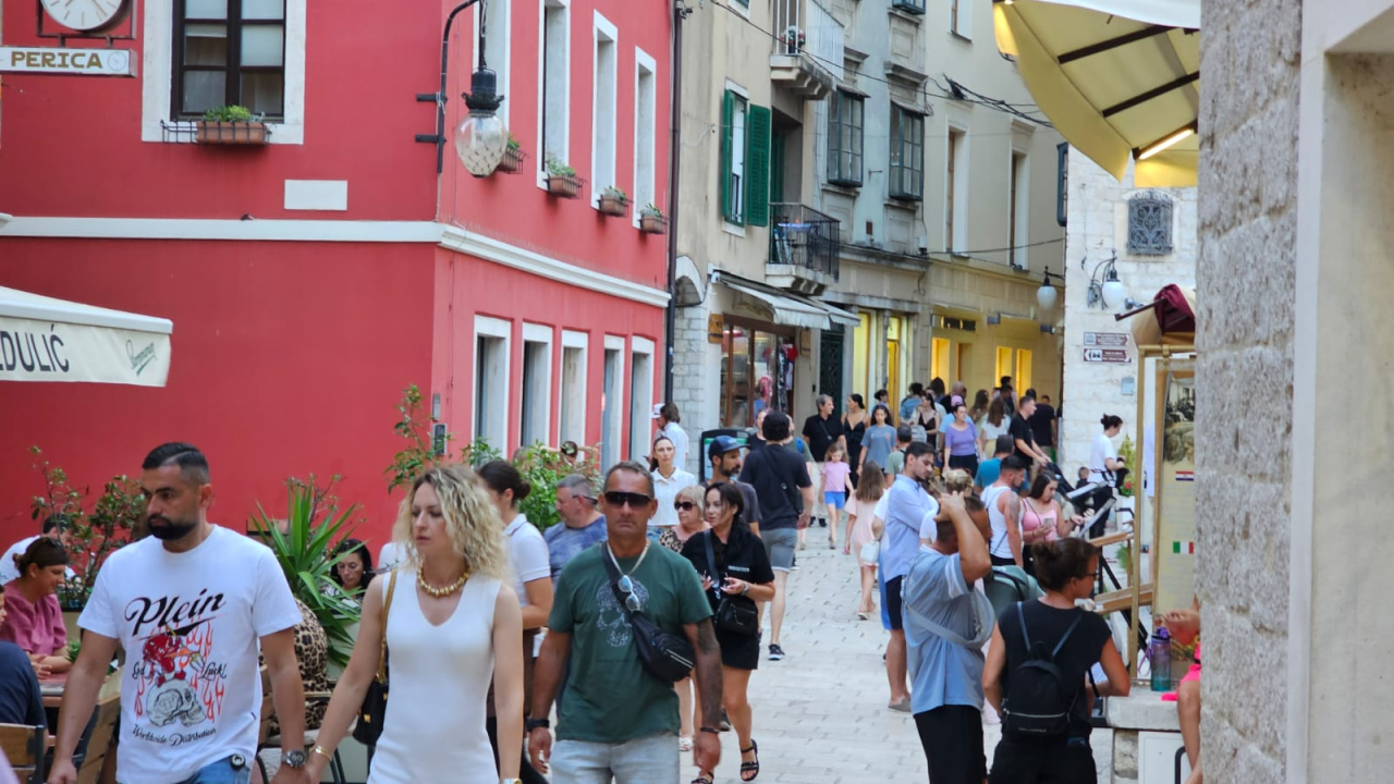 Kao i uvijek, oblaci promijenili planove turista: Umjesto plaže, pohrlili u grad