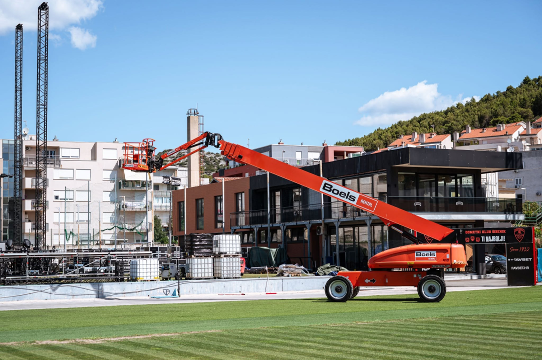 FOTO Impozantna pozornica za Thompsonov koncert niče na Šubićevcu, na stadionu su i 'sporni' kemijski zahodi 