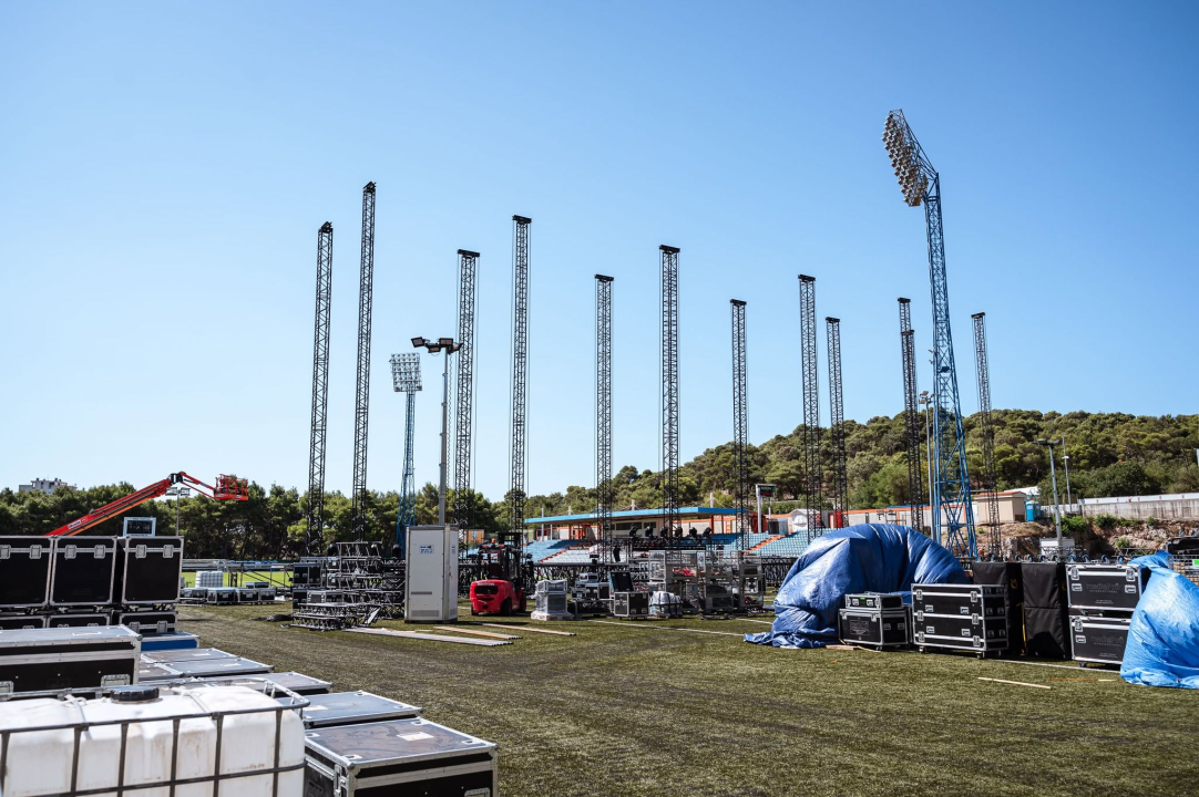 FOTO Impozantna pozornica za Thompsonov koncert niče na Šubićevcu, na stadionu su i 'sporni' kemijski zahodi 