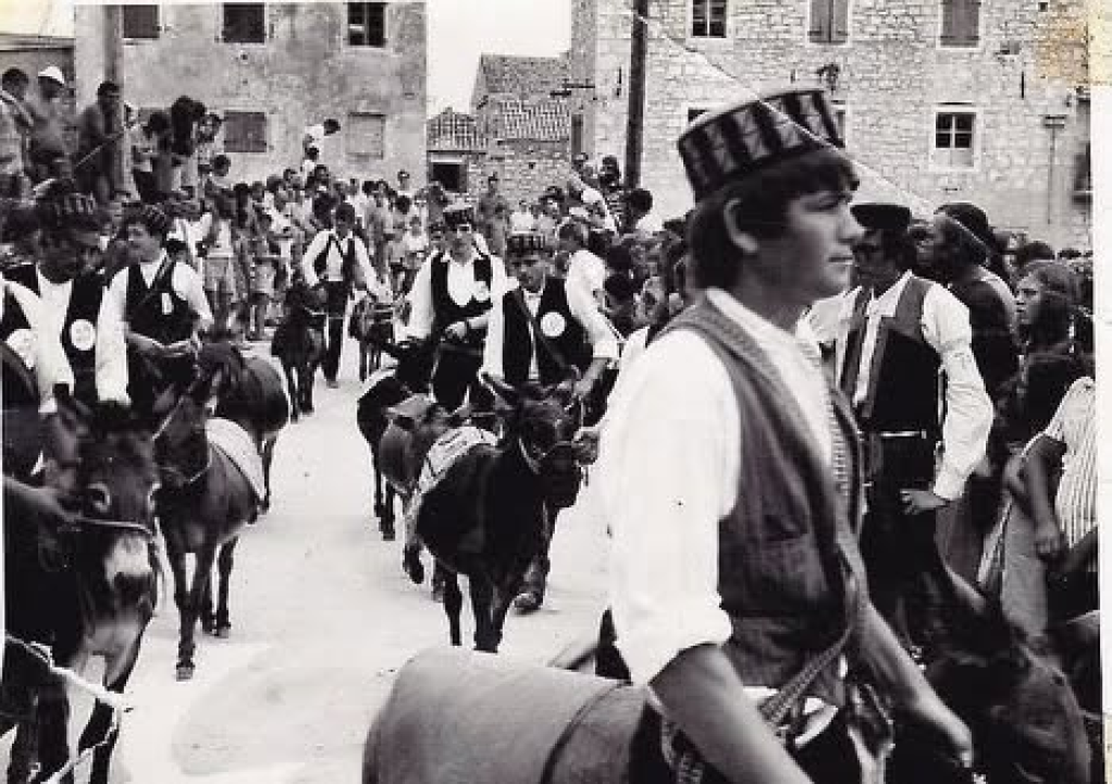 FOTO Uoči Magarećih trka u Tribunju stare fotografije probudile nostalgiju