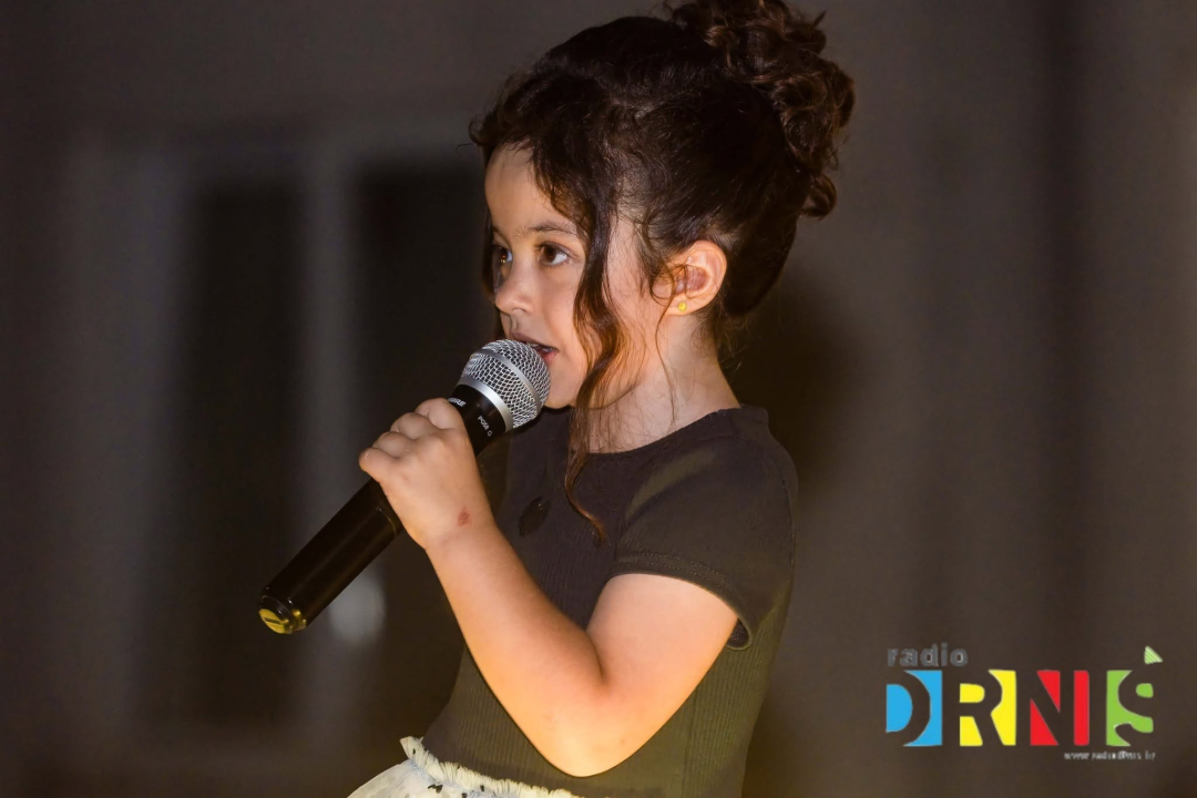 Mladi talenti oduševili: Katarina Trogrlić pobijedila na 6. MiniFEST-u Radio Drniša