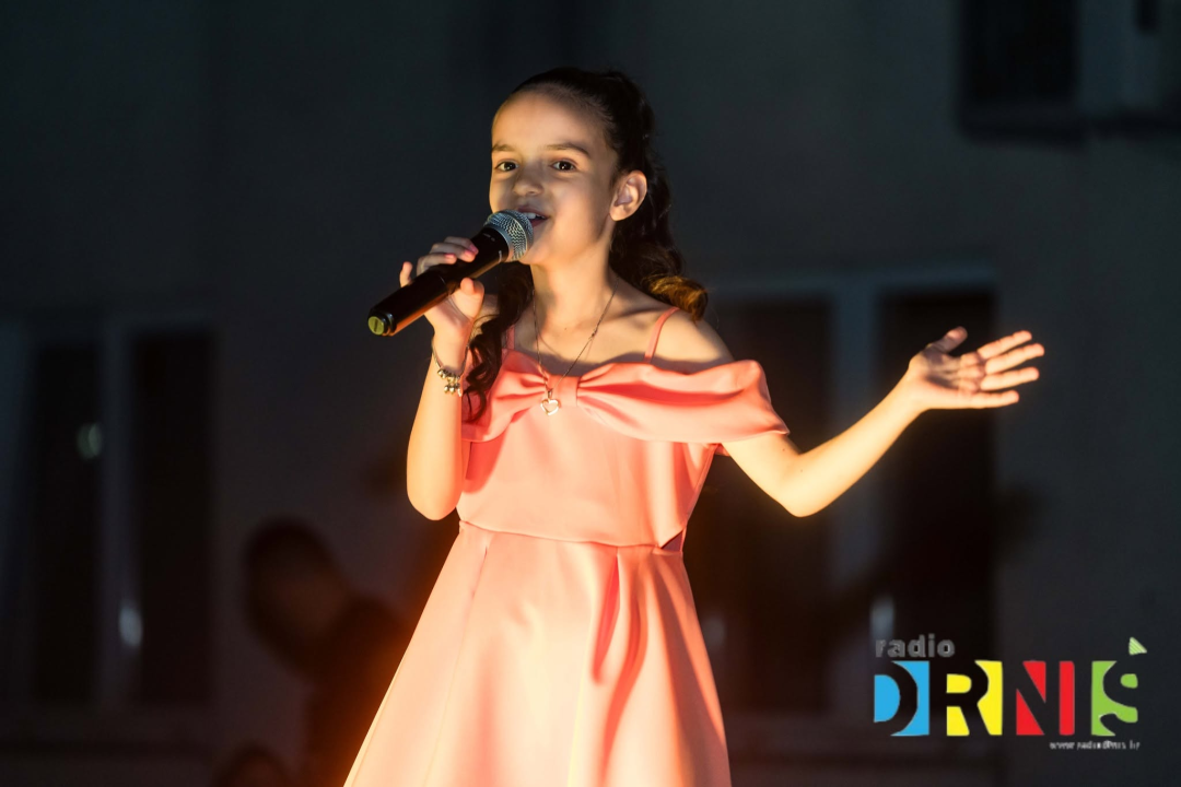 Mladi talenti oduševili: Katarina Trogrlić pobijedila na 6. MiniFEST-u Radio Drniša