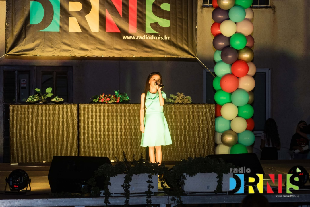 Mladi talenti oduševili: Katarina Trogrlić pobijedila na 6. MiniFEST-u Radio Drniša