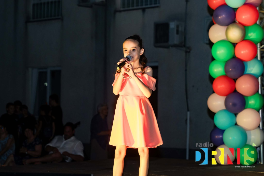 Mladi talenti oduševili: Katarina Trogrlić pobijedila na 6. MiniFEST-u Radio Drniša