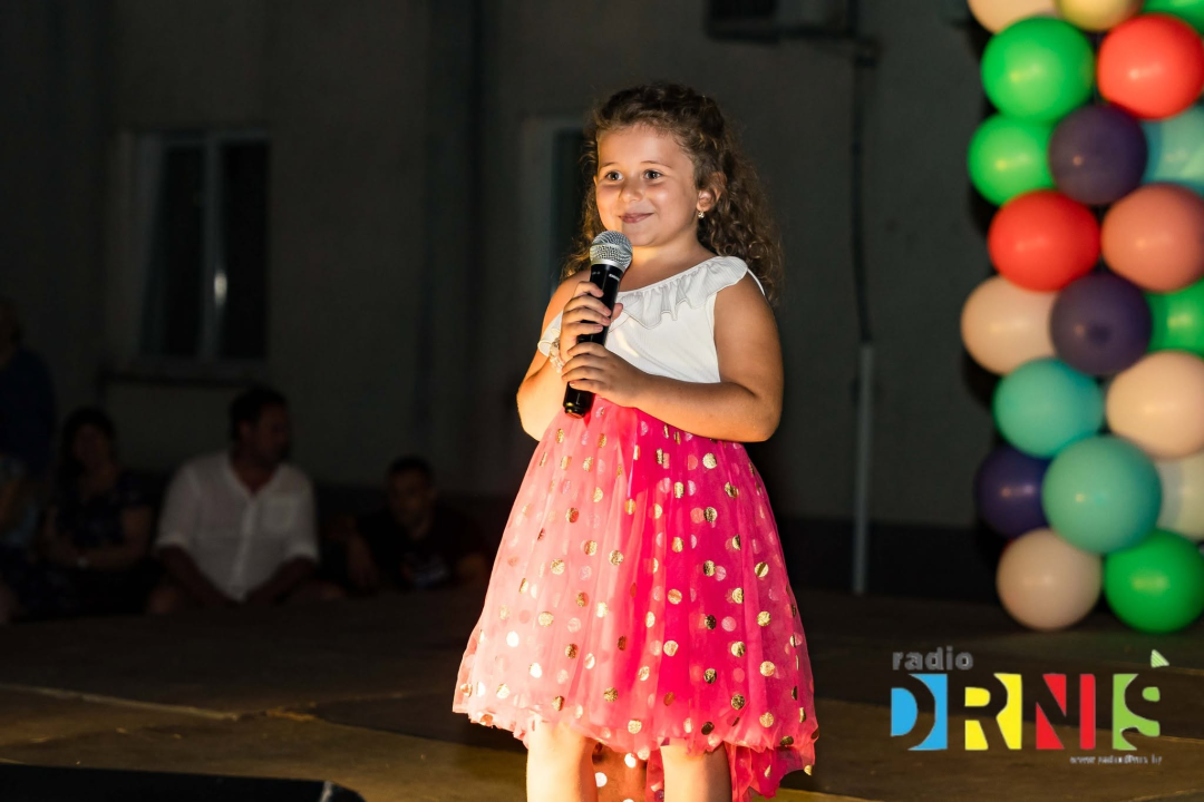Mladi talenti oduševili: Katarina Trogrlić pobijedila na 6. MiniFEST-u Radio Drniša