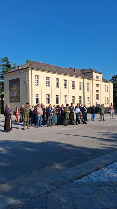 Položeni vijenci i zapaljene svijeće na šest mjesta u Kninu povodom Dana pobjede