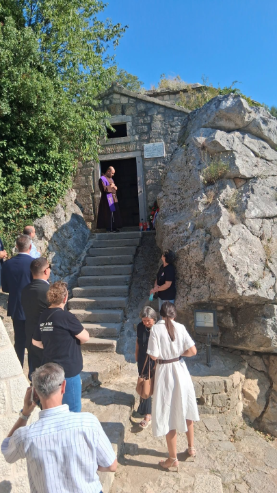 Položeni vijenci i zapaljene svijeće na šest mjesta u Kninu povodom Dana pobjede