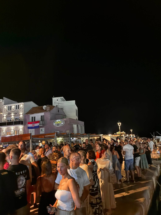 Pirovac svečano obilježio obljetnicu Oluje uz koncert Dalmatina, bakljadu i vatromet