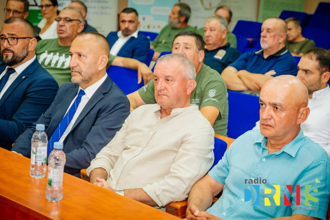 Budnicom i polaganjem vijenaca svečano obilježen Dan pobjede u Drnišu