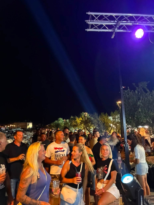 Pirovac svečano obilježio obljetnicu Oluje uz koncert Dalmatina, bakljadu i vatromet