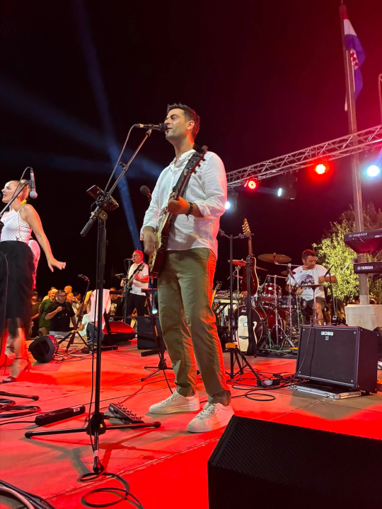 Pirovac svečano obilježio obljetnicu Oluje uz koncert Dalmatina, bakljadu i vatromet