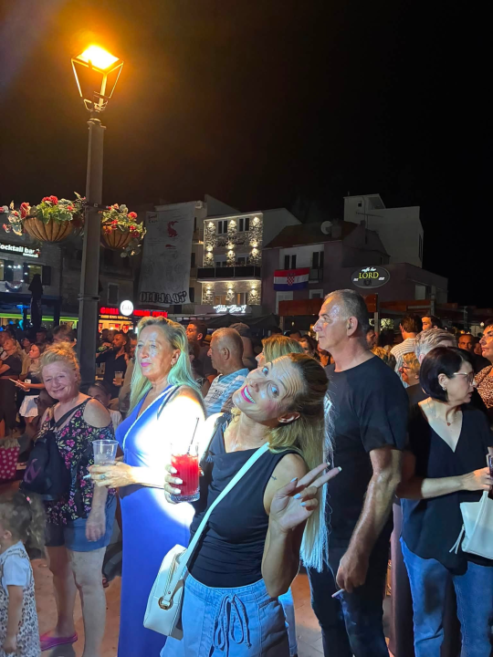 Pirovac svečano obilježio obljetnicu Oluje uz koncert Dalmatina, bakljadu i vatromet