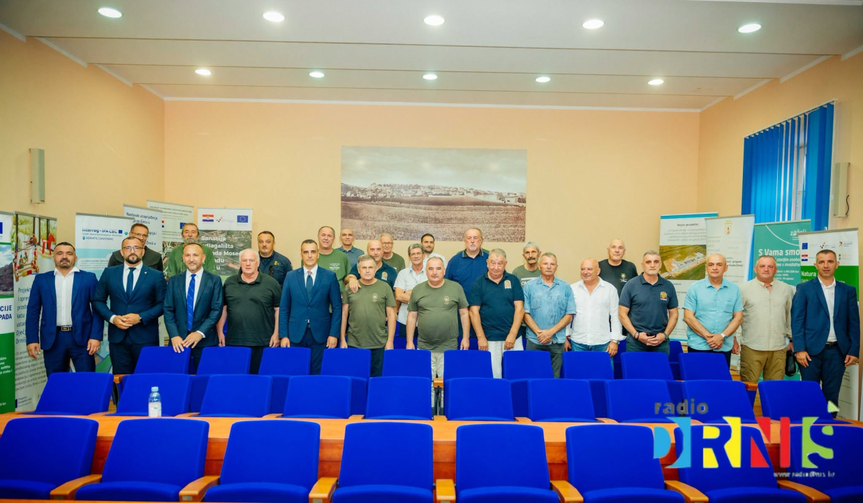 Budnicom i polaganjem vijenaca svečano obilježen Dan pobjede u Drnišu
