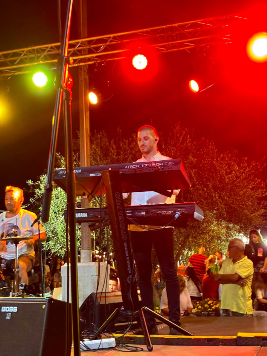 Pirovac svečano obilježio obljetnicu Oluje uz koncert Dalmatina, bakljadu i vatromet