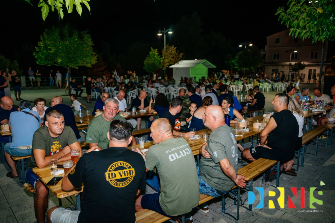 Budnicom i polaganjem vijenaca svečano obilježen Dan pobjede u Drnišu