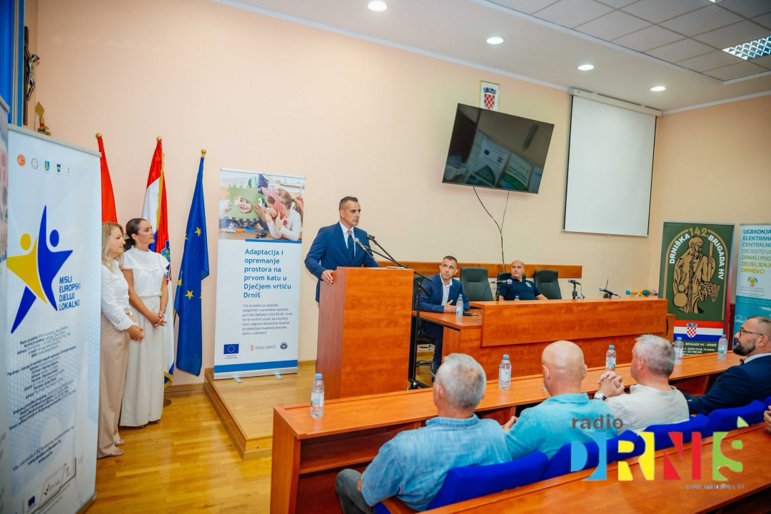 Budnicom i polaganjem vijenaca svečano obilježen Dan pobjede u Drnišu