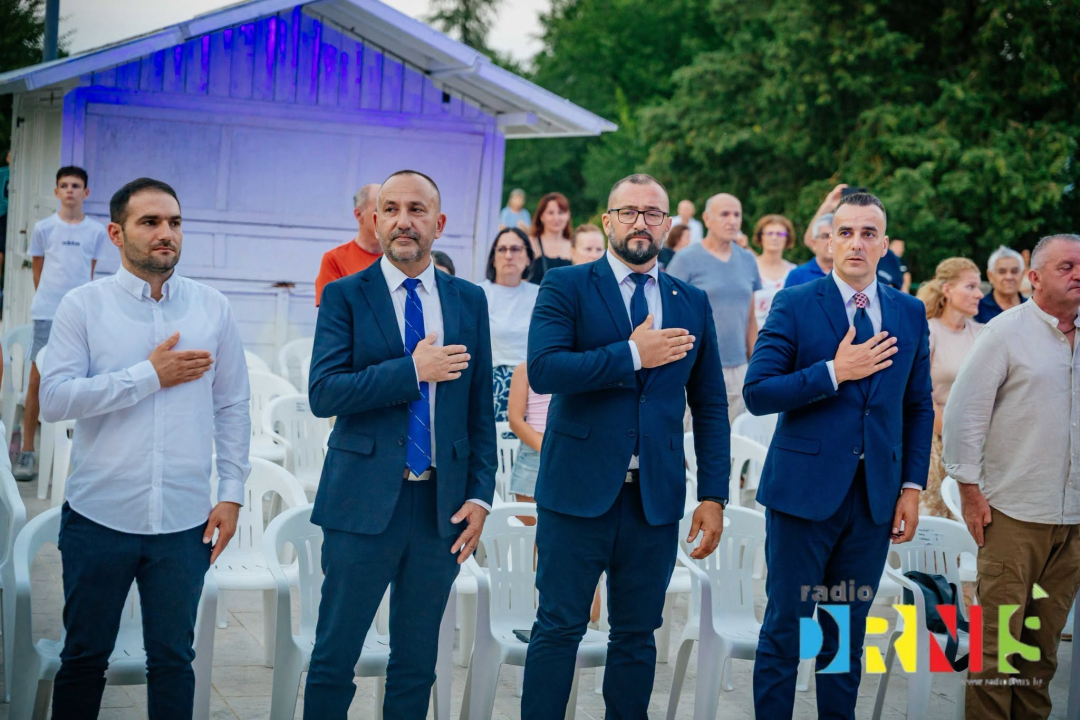 Budnicom i polaganjem vijenaca svečano obilježen Dan pobjede u Drnišu