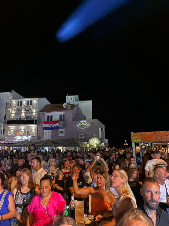 Pirovac svečano obilježio obljetnicu Oluje uz koncert Dalmatina, bakljadu i vatromet