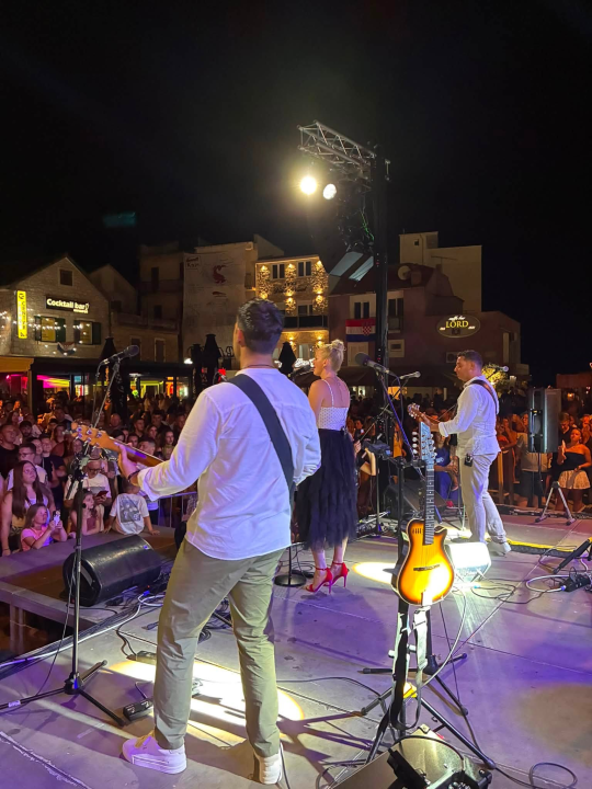 Pirovac svečano obilježio obljetnicu Oluje uz koncert Dalmatina, bakljadu i vatromet