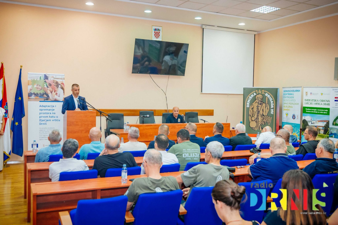 Budnicom i polaganjem vijenaca svečano obilježen Dan pobjede u Drnišu