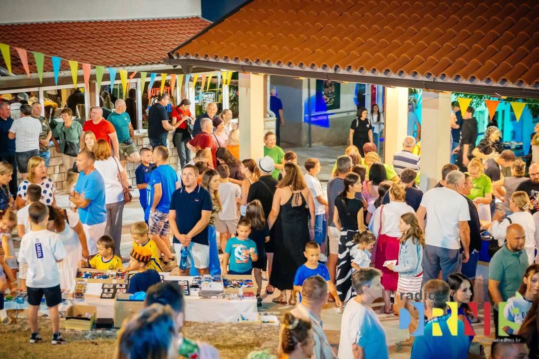 Noćni sajam tradicije i običaja: Drniška Radio Pijaca po 13. put oživljava prostor gradske tržnice 