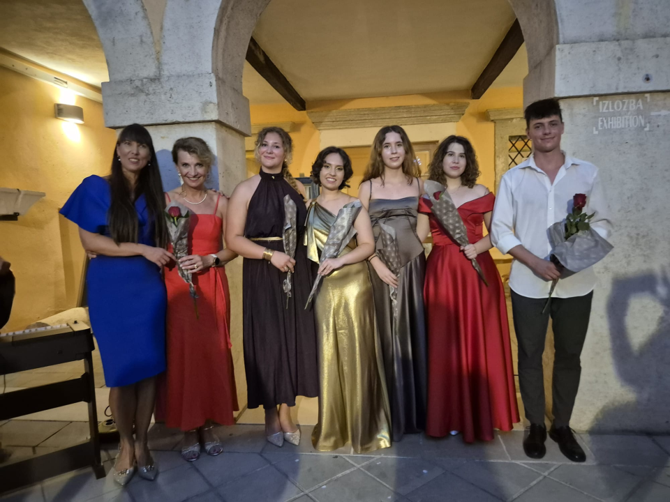 Mladi glasovi oduševili Tisno: Ljetna škola solo pjevanja završila velikim koncertom