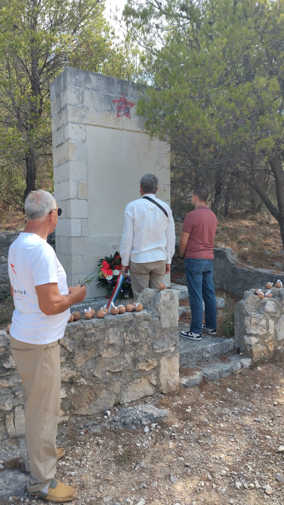 FOTO Antifašisti 'granatirali' Pisak, nitko iz lokalne vlasti na obilježavanju obljetnice osnutka Prvog šibenskog partizanskog odreda